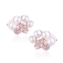 Load image into Gallery viewer, Dog claw Pearl Earrings