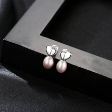 Load image into Gallery viewer, Women’s Round Pearl Ear Stud